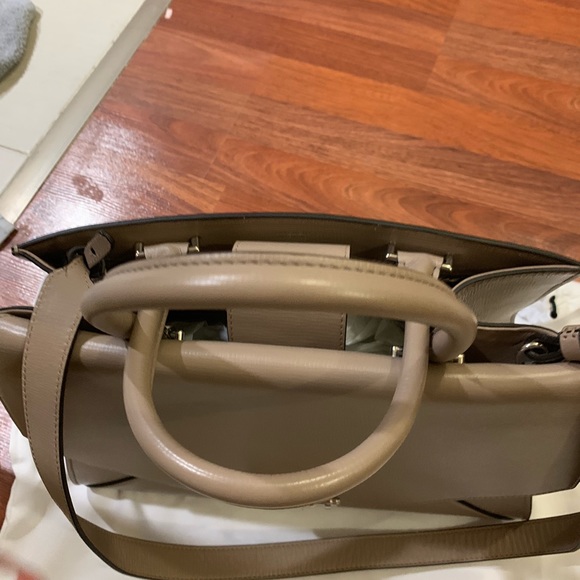 Givenchy - Picture 2 of 4